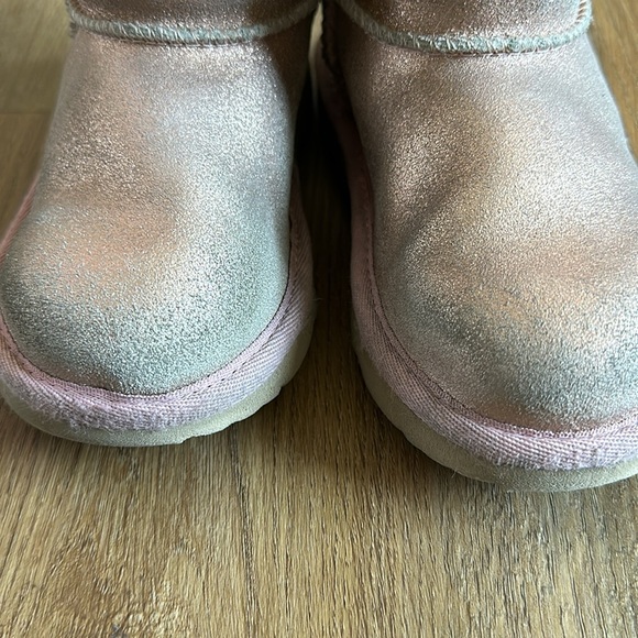 UGG Classic Short II Water Resistant Genuine Shearling Boot Toddler Shoes - Picture 2 of 5